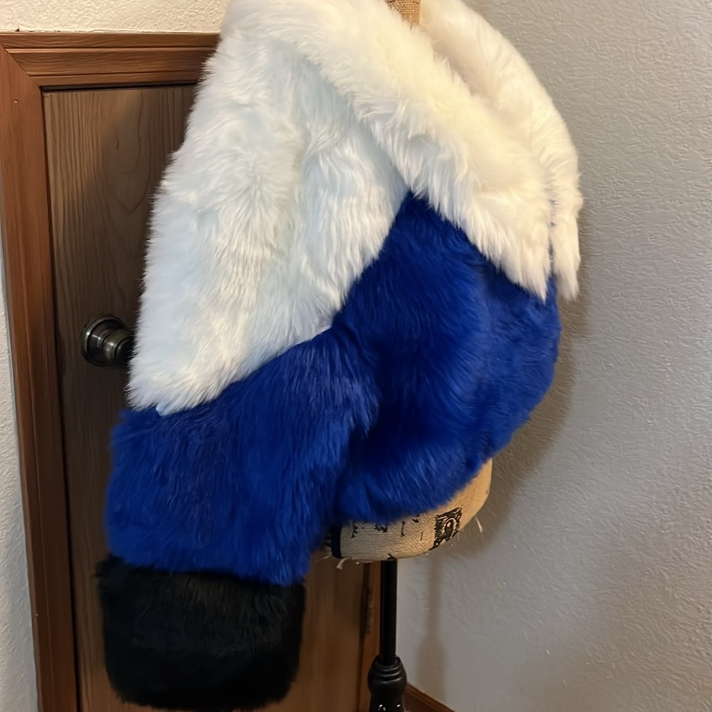 AKIRA Crop Faux Fur Jacket - Picture 3 of 7